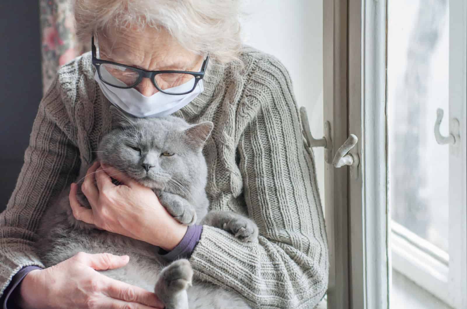senior vrouw die een kat vasthoudt