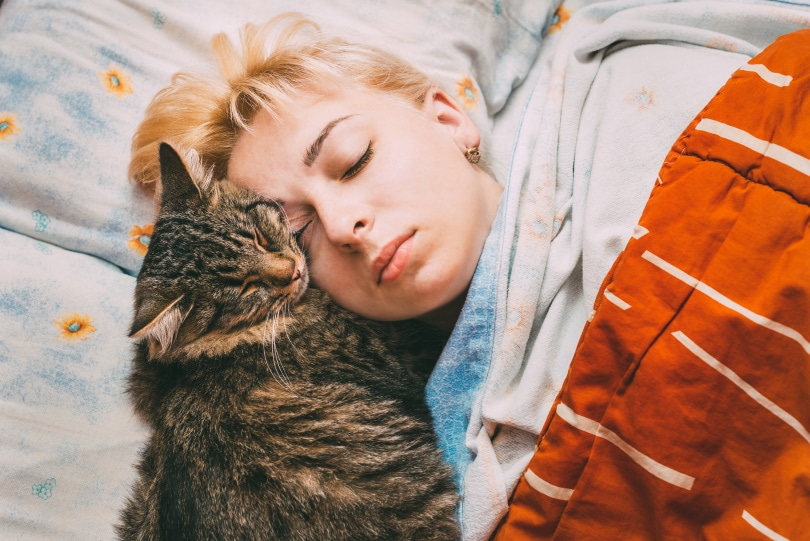 kat slaapt met eigenaar