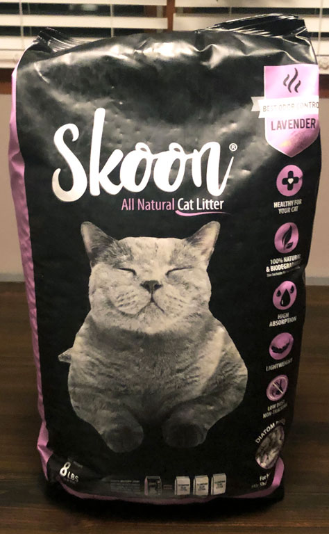 Een andere variëteit van Skoon Cat Litter is de lavendelgeurende formule.