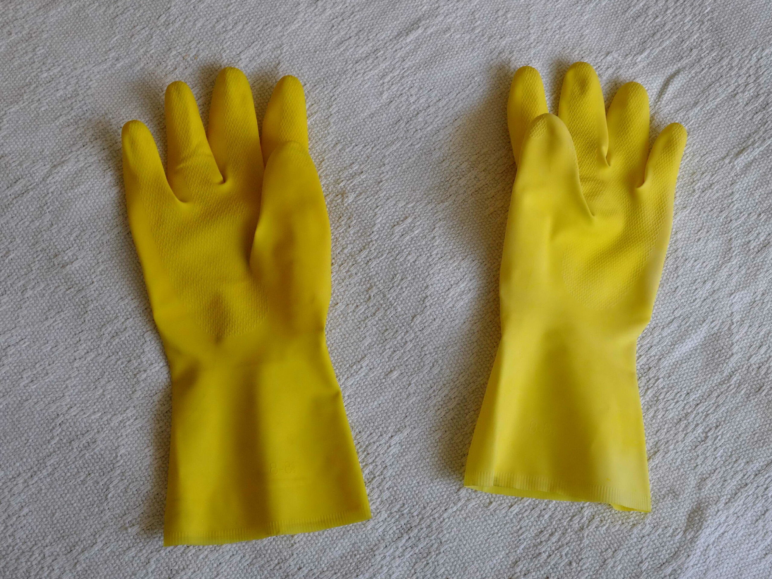 gele rubberen handschoenen