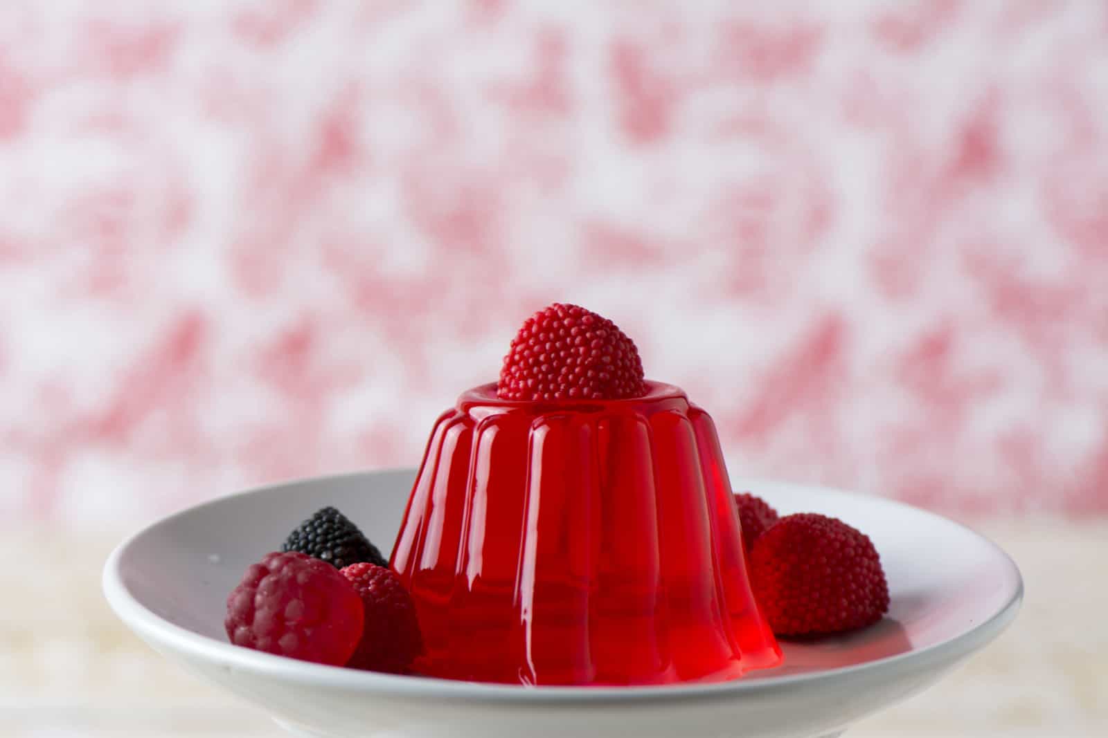 Rode kersen gelatine dessert