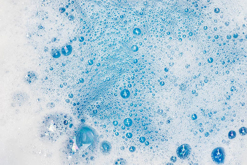 Zeepsop in een blauw bassin