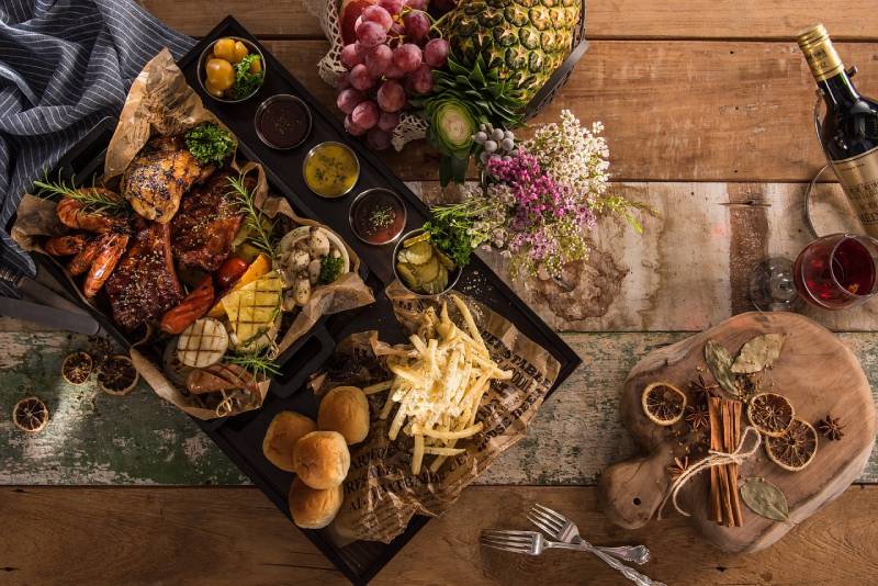 Party food schotel op een houten tafel