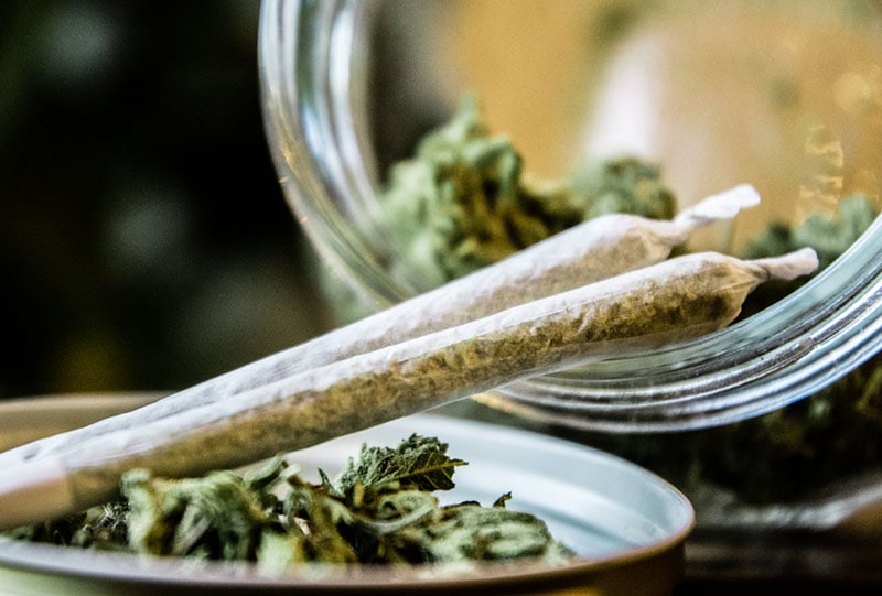 marihuana joints naast een potje