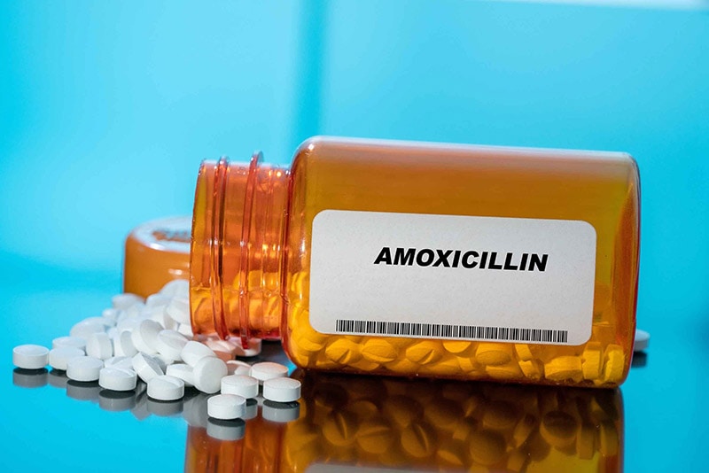 een fles Amoxicilline tabletten morsen